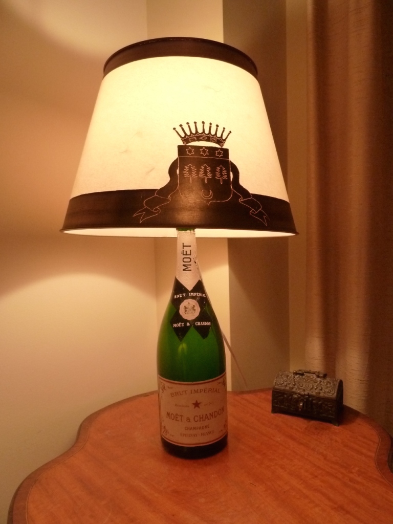 Transformer une bouteille de champagne en lampe - Déconome