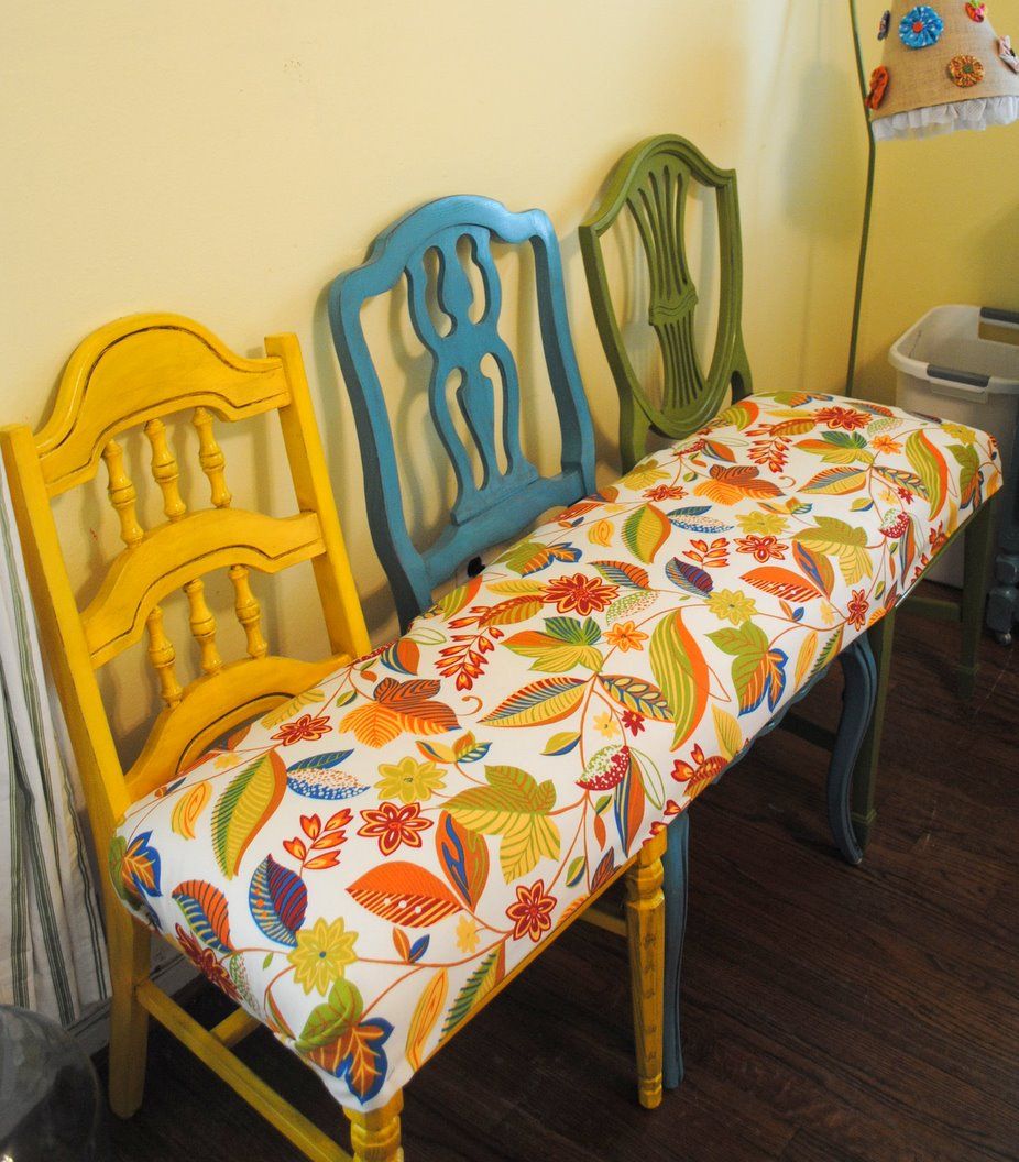 banquette fabriquée avec des chaises