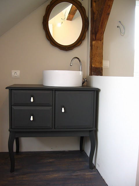 Commode IKEA transformée en meuble lavabo