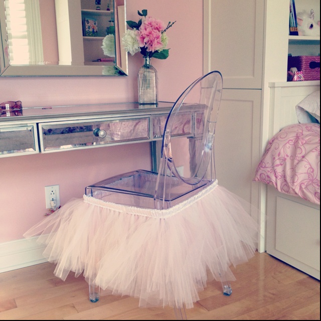 chaise transparente avec tutu pour chambre de danseuse