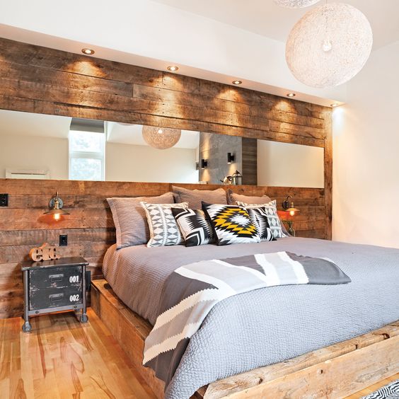 chambre rustique bois de grange / Rustic bedroom with barn door wall and mirror