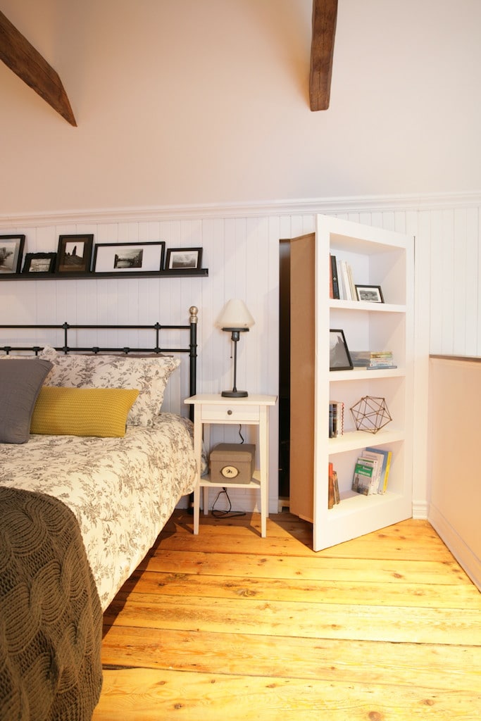 une chambre avec une porte secrète derrière une bibliothèque /hidden door bookshelve secret room