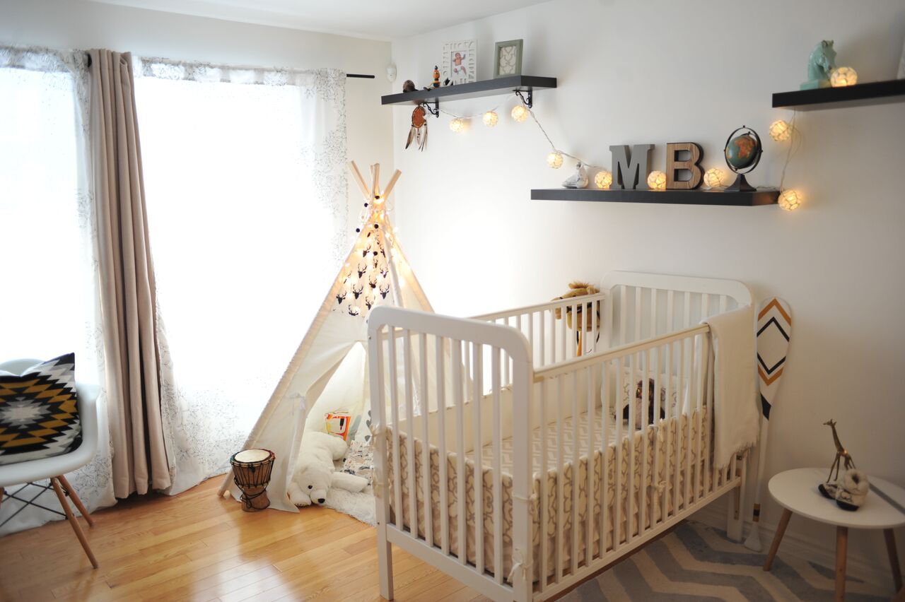 Tipi chambre de bébé tons blanc et noir