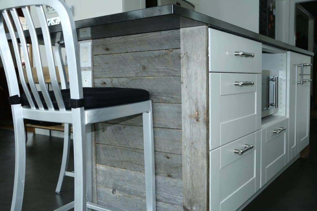 armoire de cuisine Ikea blanches avec bois de grange