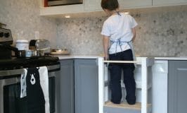 How to build a kitchen stool that helps your kids cook in safety / fabriquer un tabouret de cuisine qui pemet aux enfants de cuisiner en toute sécurité grâce à des barrières protectrices