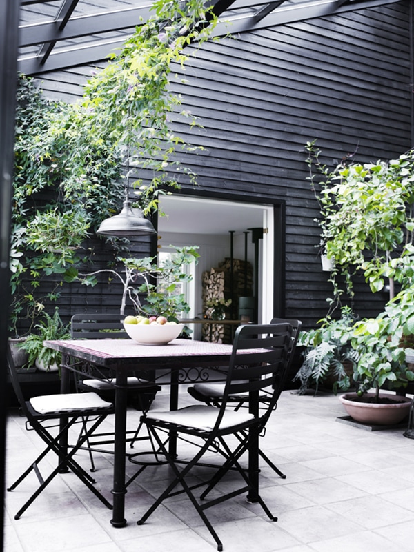 magnifique patio scandinave avec murs noirs