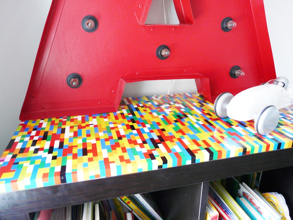 Bibliothèque IKEA customisée avec des légos collés sur le dessus en guise de plateau coloré et ioriginal / IKEA HACK lego shelve