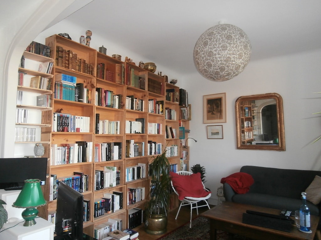 bibliothèque fabriquée avec des caisses de vin / library made of wine crates