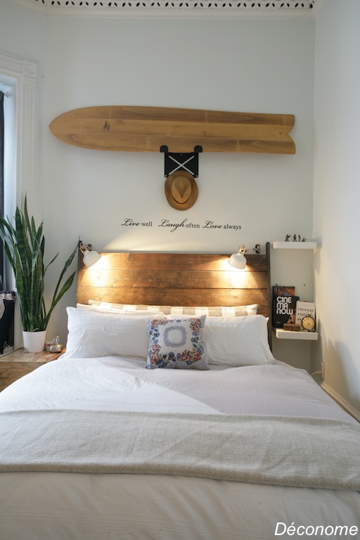 chambre a coucher de style californienne avec une planche de surf en tête de lit / california style bedroom with a vintage surfboard as headboard