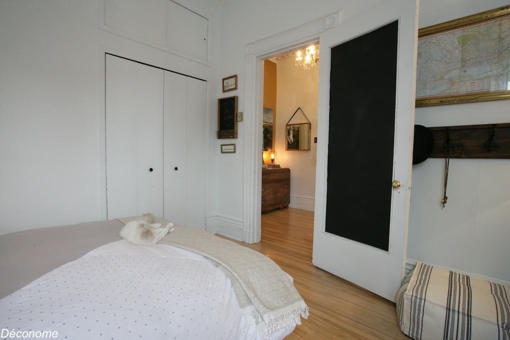 chambre a coucher de style californienne avec une planche de surf en tête de lit / california style bedroom with a vintage surfboard as headboard