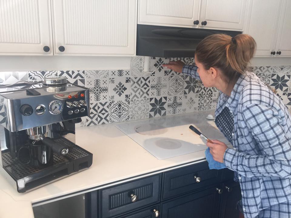 peindre carrelage mural avec des pochoirs pour un look carreaux de ciment à la marocaine / DIY how to paint old tiles with stencils and Annie Sloan Chalk Paint