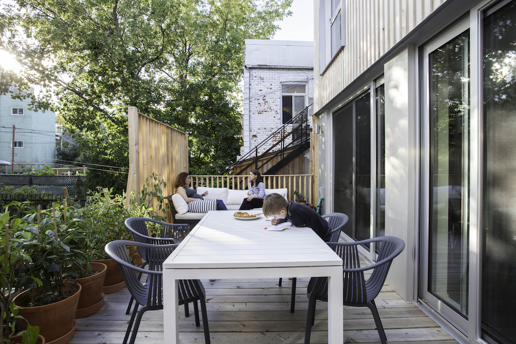 patio avec écran d'intimité en cèdre blanc