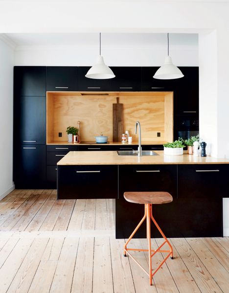 cuisine noire avec insertions de contreplaqué plywood