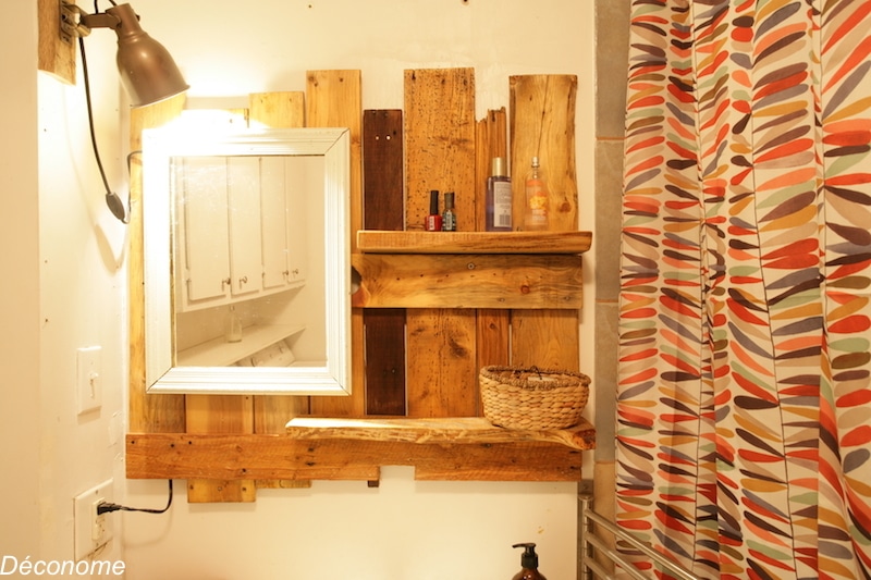 bathroom shelving with pallet / étagère de salle de bain et miroir en palette