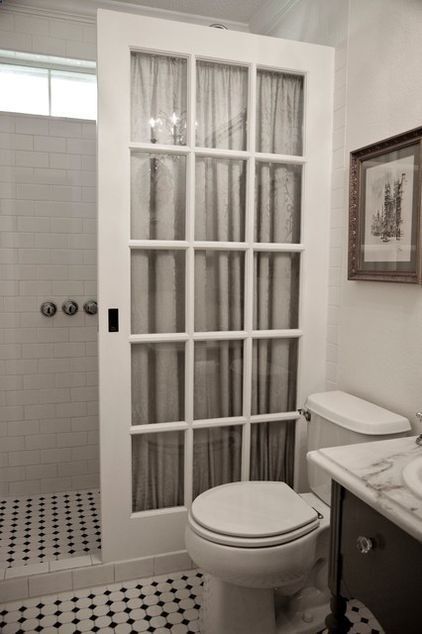 vitre de douche réalisée avec une vieille porte française 