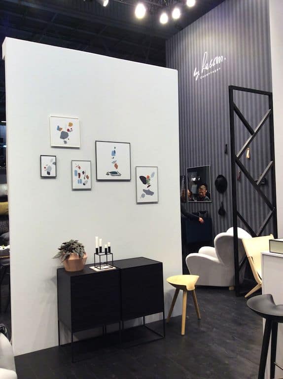 By Lassen au Salon Maison & Objet. Style épuré et lignes droites, mélange classique de gris, noir et blanc 