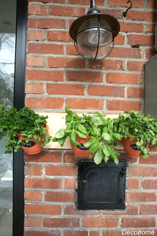 wall mounted plant pot holder / support pour pot de fines herbes