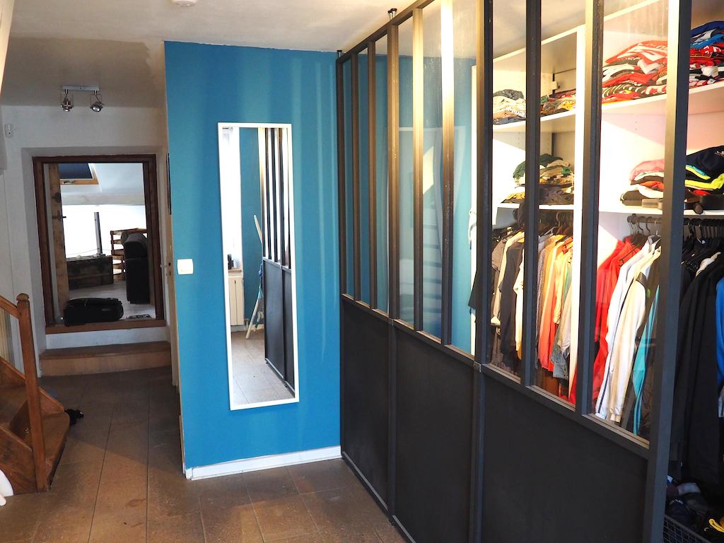 Dressing ouvert avec cloisons amovible Castorama style verrière d'atelier et mur bleu pétrole