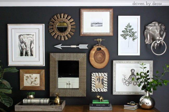 Mur de cadres et objets / gallery wall mixing frames, mirror and objects