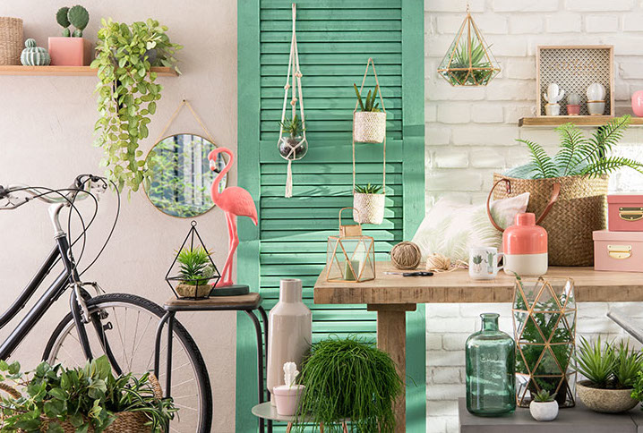 tendance urban garden. Styles déco de l'été mélangeant le vert menthe et le rose pour un look miami estival