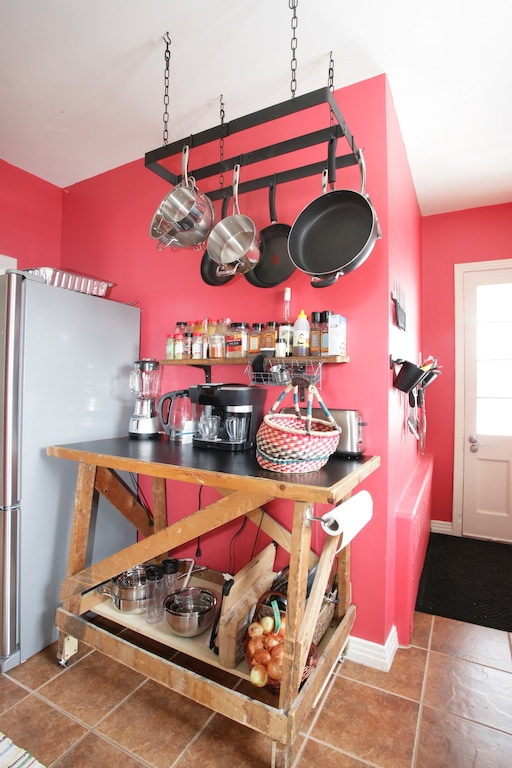 récup établi cuisine et crémaillère à chaudrons / Hanging pot rack in a red kitchen. Makeover on a budget