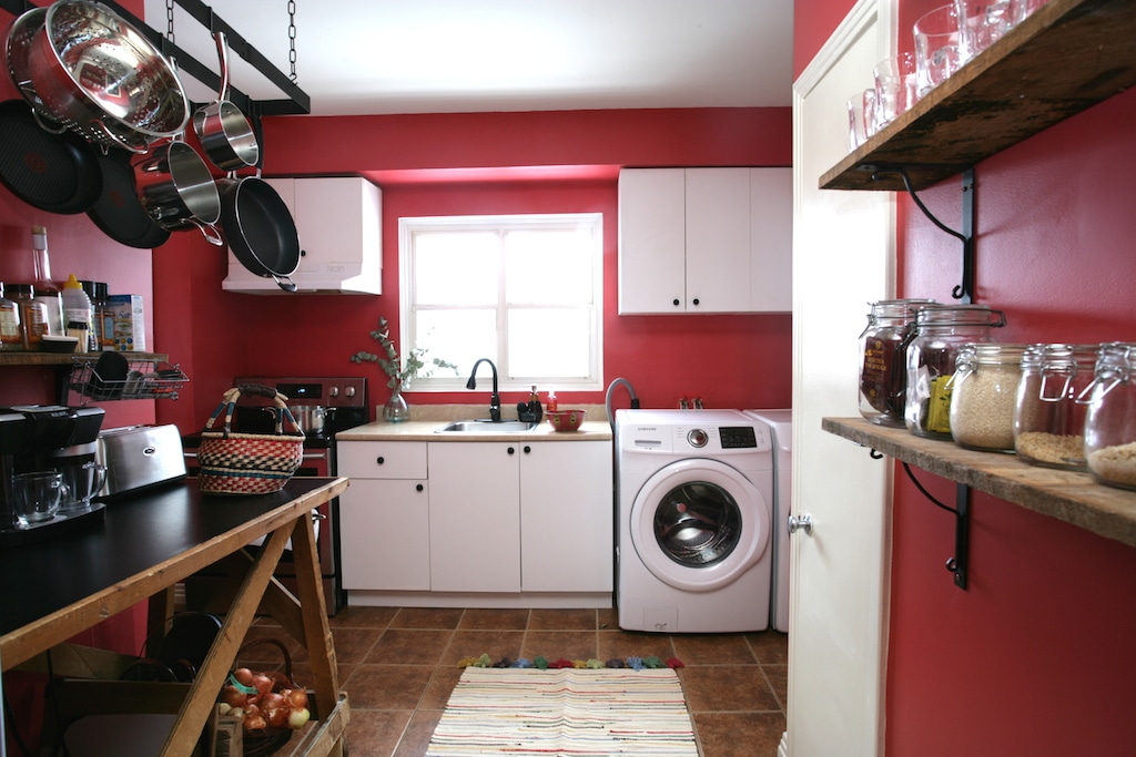 relooking cuisine petit budget avec un mur rouge et une crémaillère à casseroles / low budget kitchen makeover with red walls