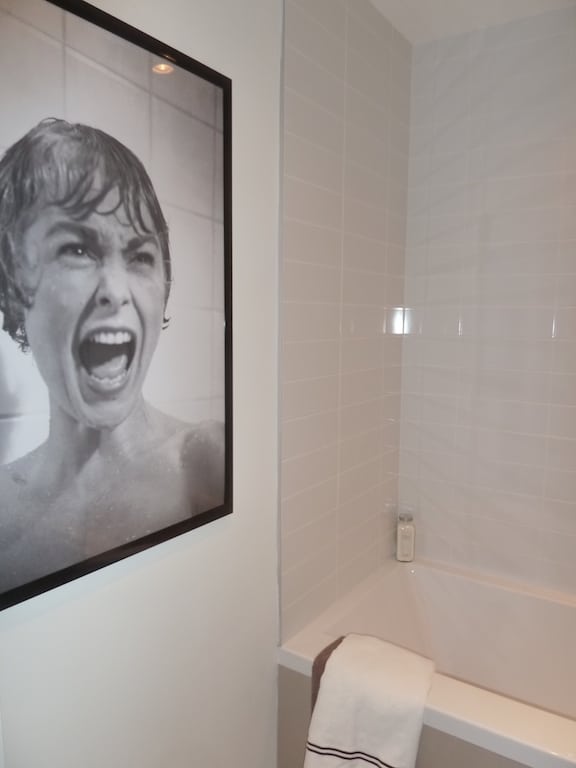 Psycho shower bathroom poster / poster de Janet Leigh dans le film Psychose d'Alfred Hitchcock. Idée déco salle de bain