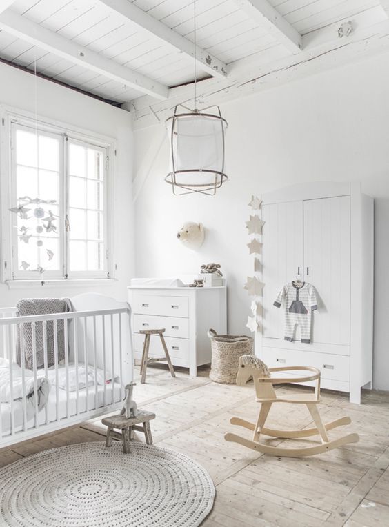 Chambre bébé blanche unisexe / White nursery room