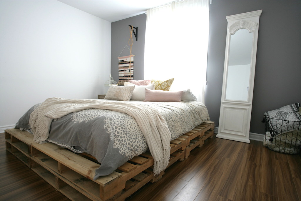 fabriquer un lit en palettes / palette bed with a shabby chic look. Macramé wallhanging