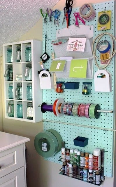 Fabriquer pegboard géant pour atelier d'artiste. Suspendre matériel de scrapbooking