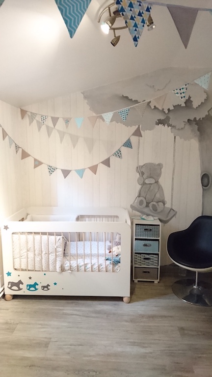 chambre de bébé style rustique bois blanchi au mur et fanions