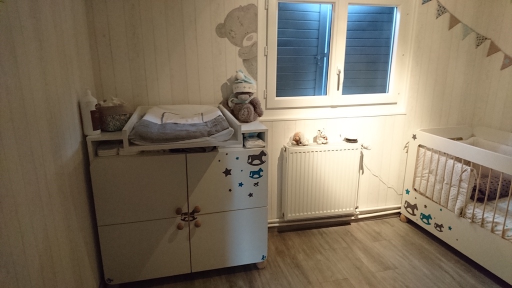 chambre de bébé avec bois blanchi au mur et murale d'ourson