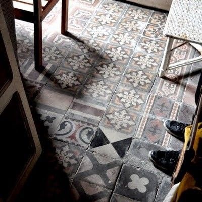 Vintage cement tile / Tuile de ciment vintage