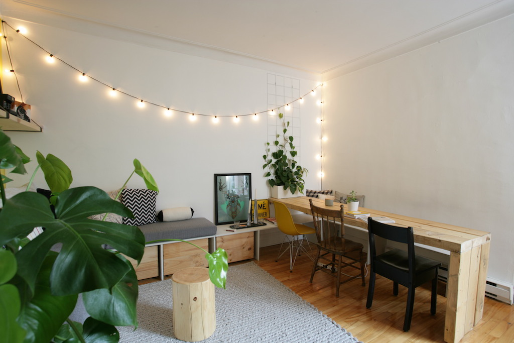 DIY table faite avec des longues planches de bois madrier récupérées. Coin banquette fabriqué et chaises dépareillés / DIY long wooden table 