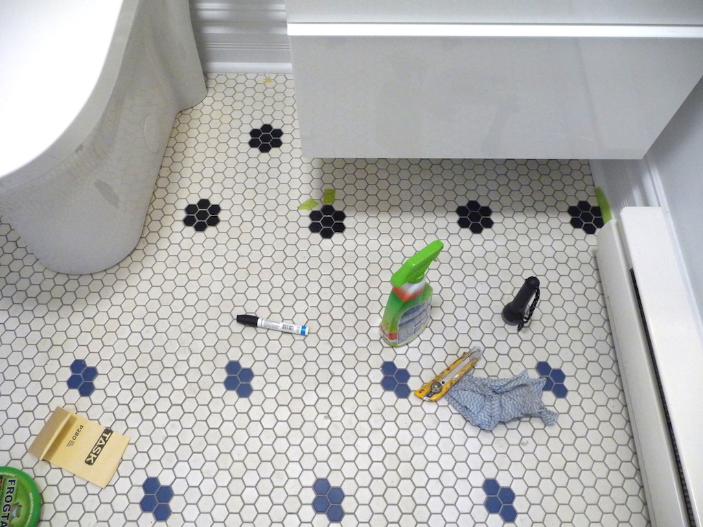 Relooker un sol en carrelage nid d'abeille avec un feutre noir / Sharpie relooking of a bathroom hexagonal mosaic floor