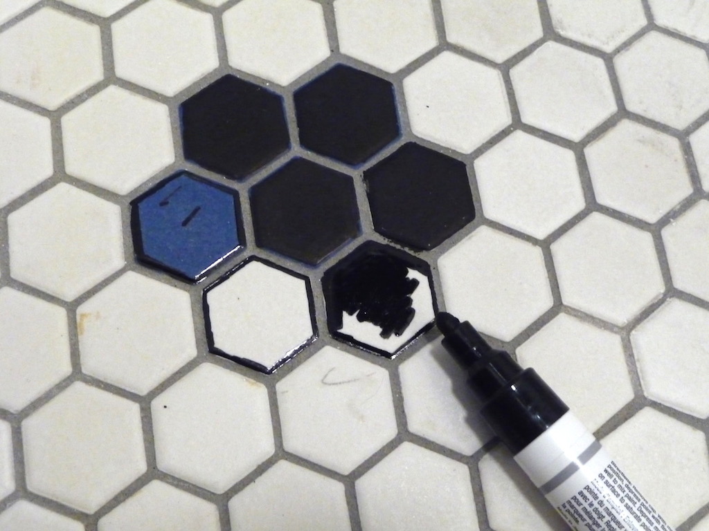 Repeindre des carrelages céramique nid d'abeille avec un marqueur sharpie / painted hexagonal mosaic floor with sharpie. An unexpensive DIY ! Less than 20$