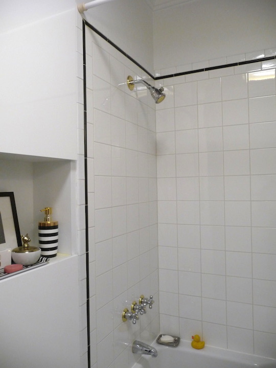 Relooking salle de bain noir et blanc pas cher avec marqueur Sharpie / Bathroom makeover on a budget with sharpie markers