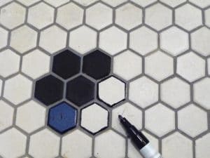 Relooker un sol en carrelage nid d'abeille avec un feutre noir / Sharpie relooking of a bathroom hexagonal mosaic floor