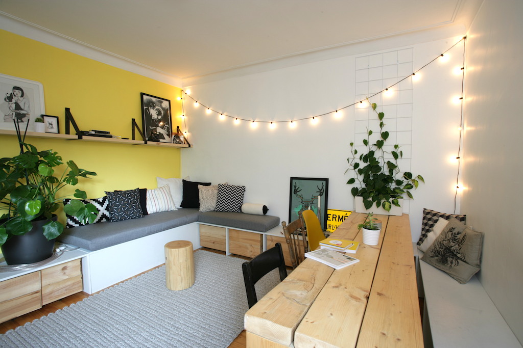 salon avec table en planche de bois et banquette faite sur mesure DIY / Bench and handmade table in a living room with yellow wall