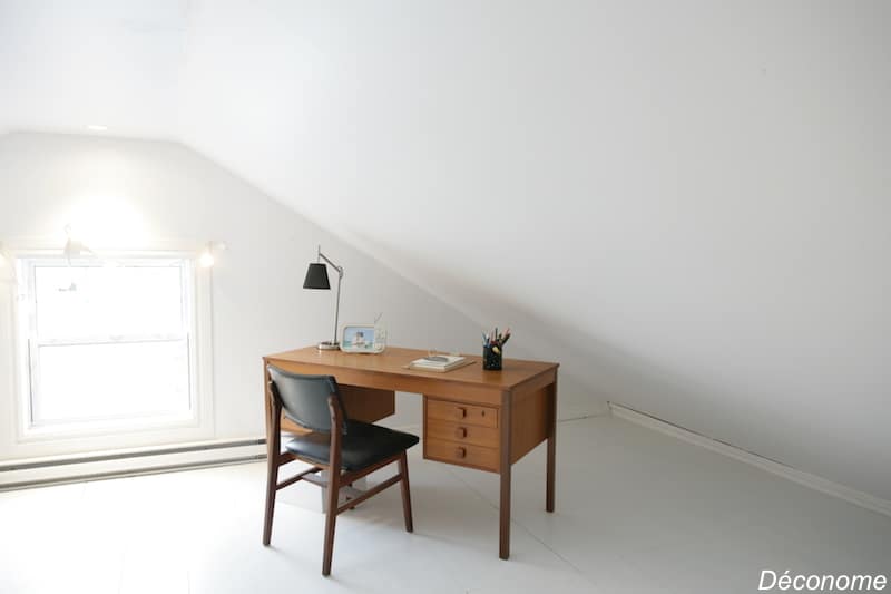 Petit bureau récup avec parquets peints en blanc sous la mansarde / office with white painted floors under the attic