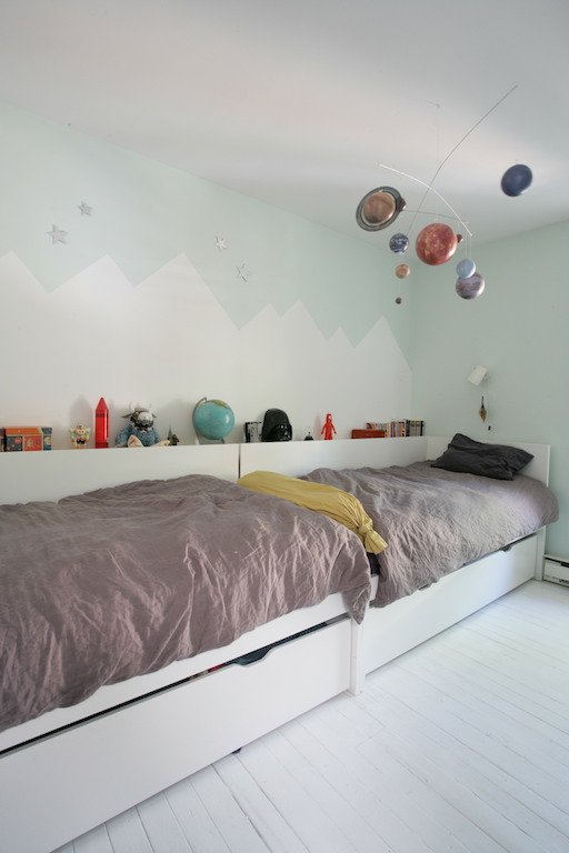 chambre d'enfants avec montagnes peintes au mur / mountain wall painting in kids room. Scandinavian style