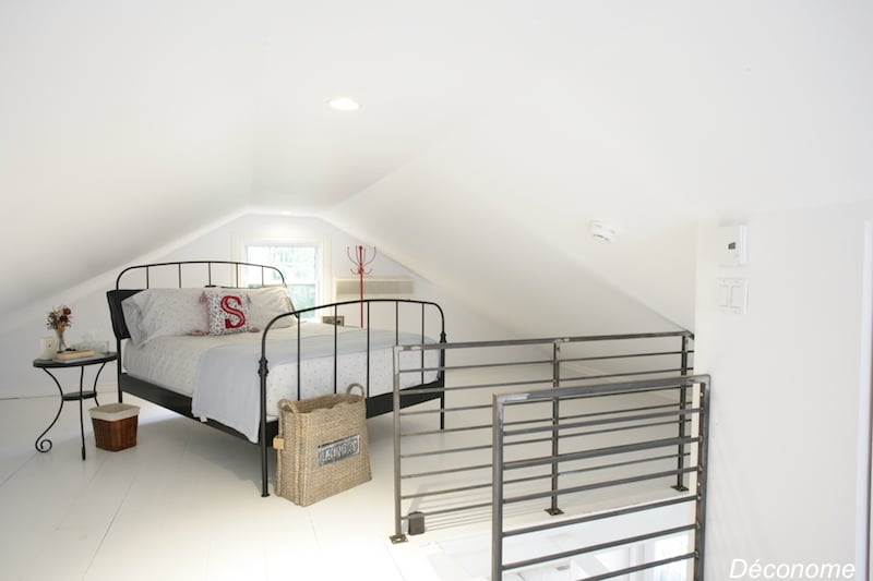 Chambre à coucher avec planchers peints en blanc sous la mansarde / bedroom with white painted floors under the attic