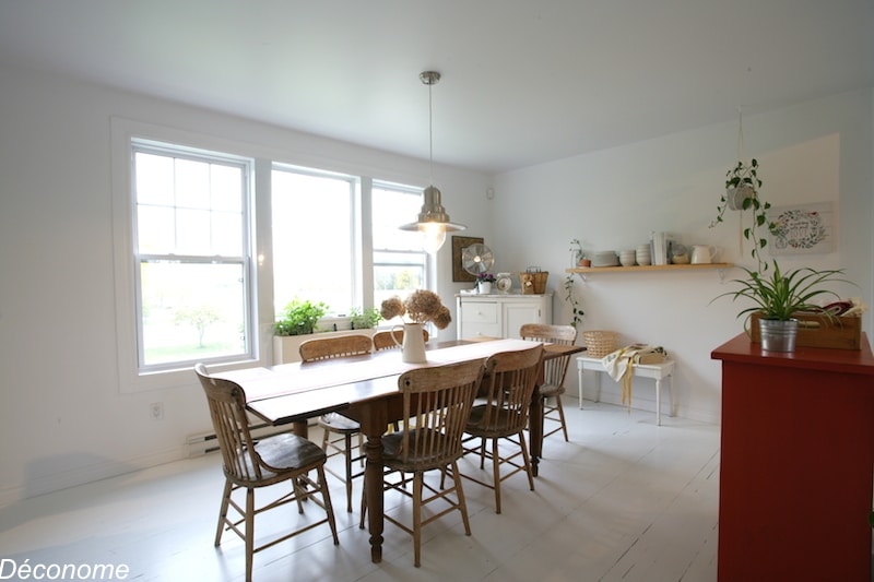 salle a diner avec parquet blancs et meubles en bois récupérés. Hygge scandinave