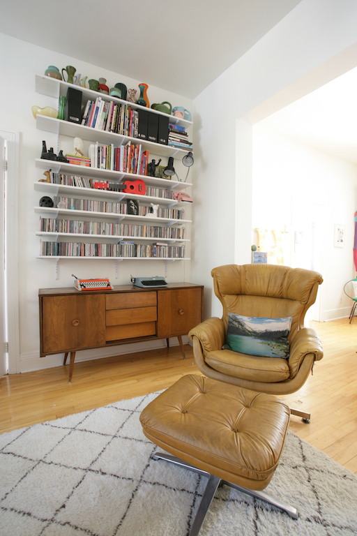 fauteuil en cuir vintage et buffet en teck années 50 / vintage decor