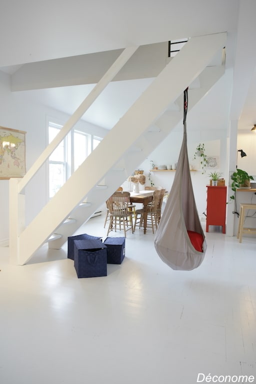 salon avec hamac suspendu et parquet blanc / living room with hammock