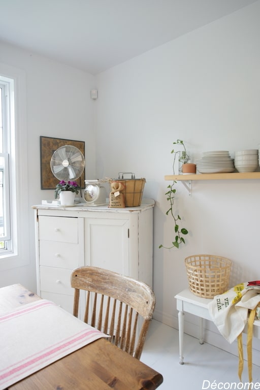 buffet table et chaises en bois rustique récupérés dans les tons de bois et blanc, style scandinave