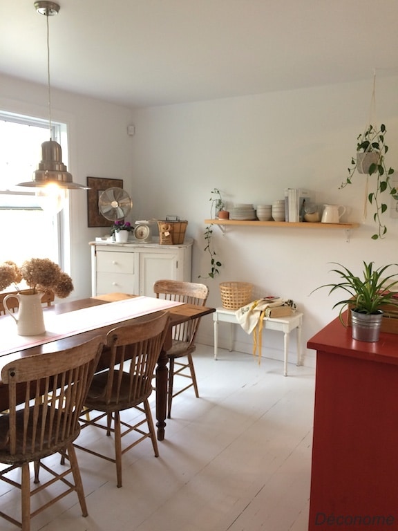 salle a manger scandinave rustique avec meubles récupérés en bois brut et blanc