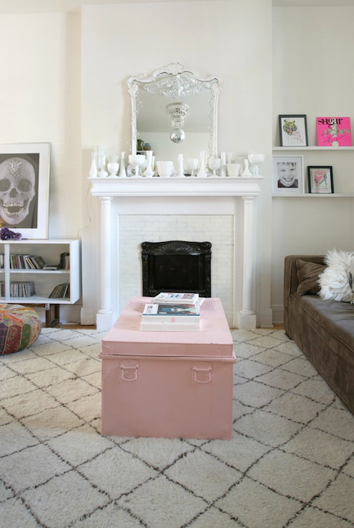 Tapis beni ouairain et coffre peint en rose dans un salon vintage / living room pink and white morrocan rug. Milk glass on the fireplace