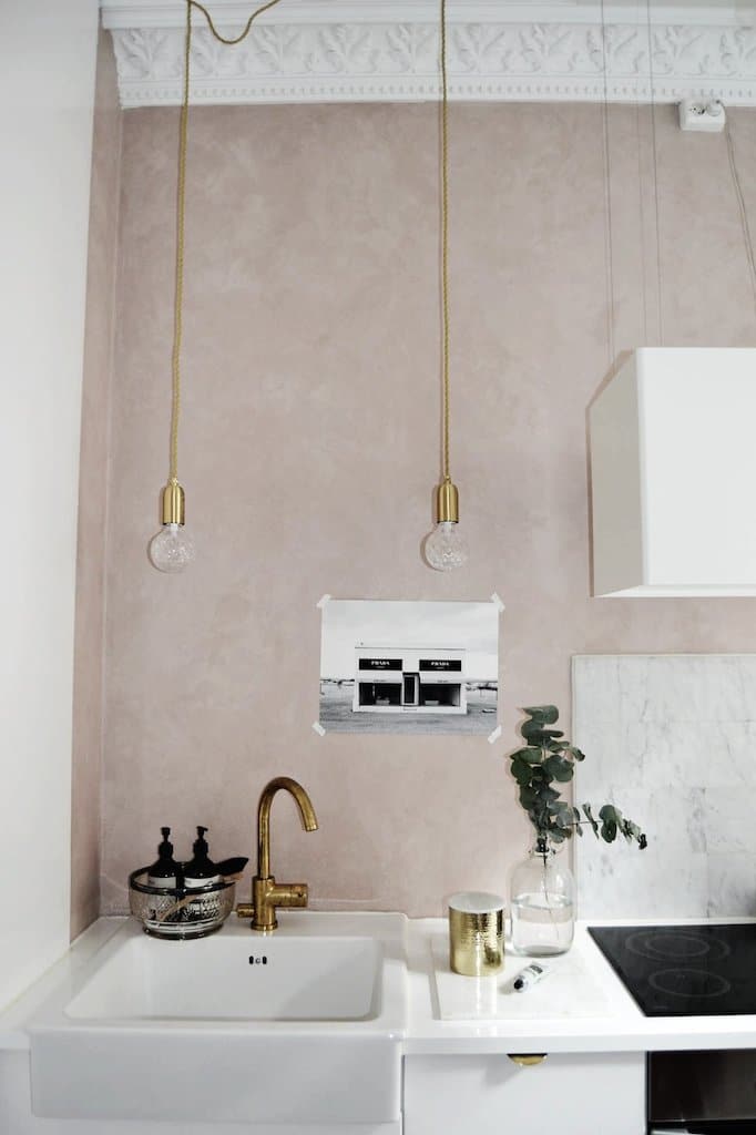 Kitchen with pink wall and brass accents / cuisine avec mur rose et accents de laiton. Affiches The Printable Concept