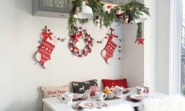 Coin brunch banquette cuisine décoré en rouge, gris et blanc pour Noël avec les collections de @walmart